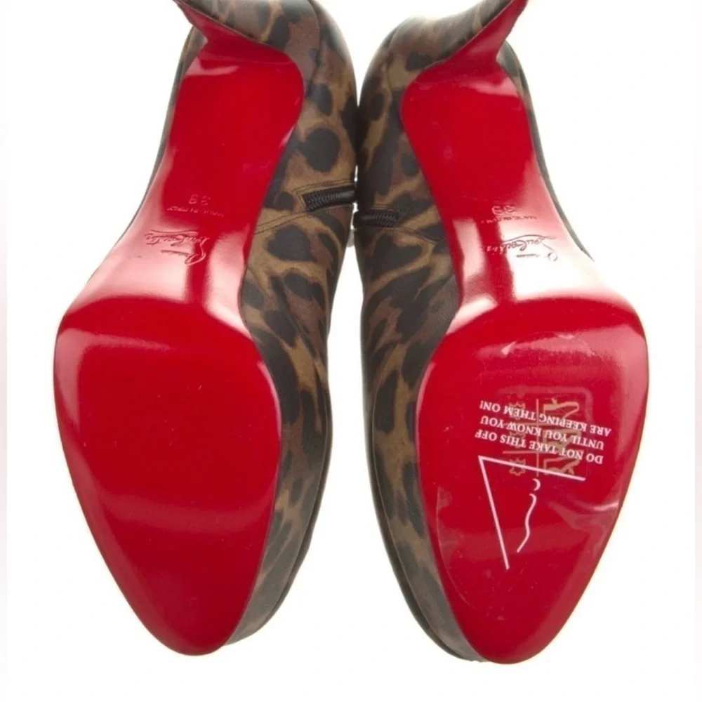 Christian Louboutin Leo print kid leather ankle bootie. EU39 kid leather. - Picture 9 of 9